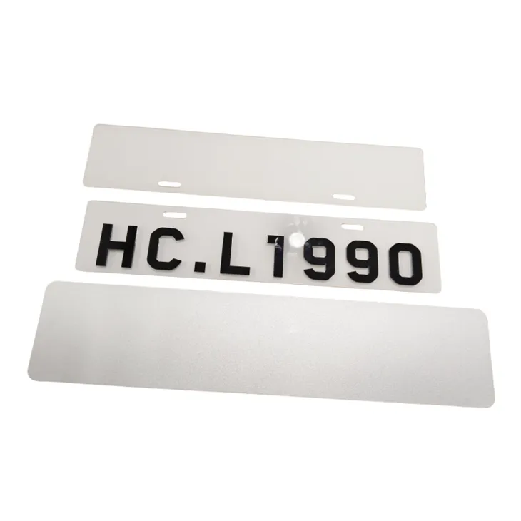 Placa de coche con letras reflectantes acrílicas en 3D